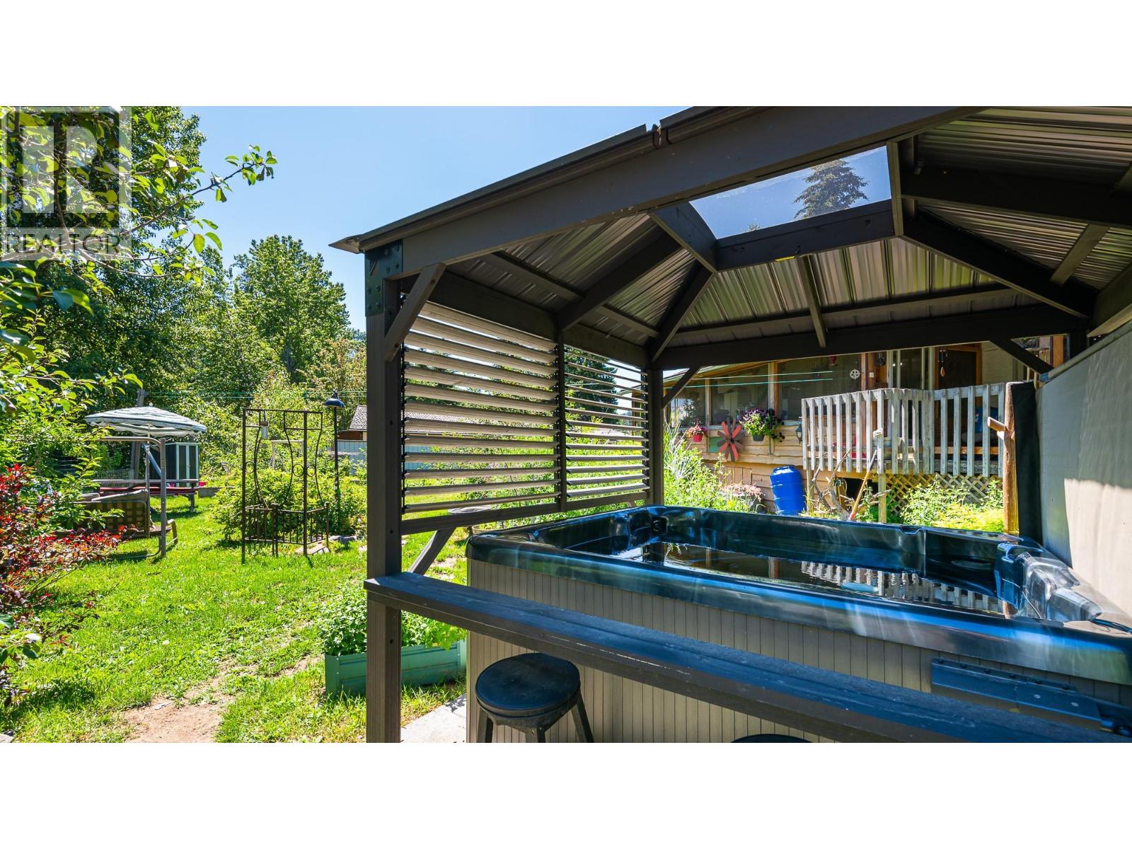 9005 3 & 95 Highway, Yahk, British Columbia  V0B 2P0 - Photo 3 - 10379140