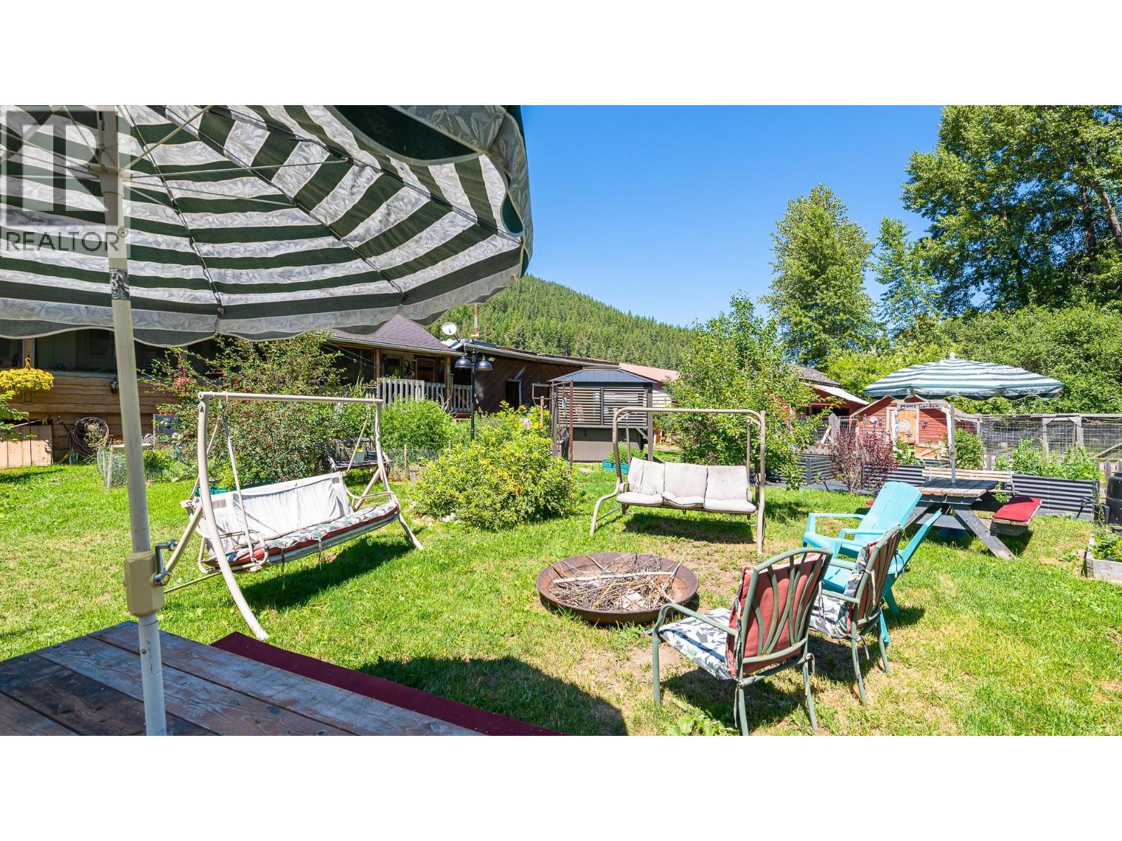 9005 3 & 95 Highway, Yahk, British Columbia  V0B 2P0 - Photo 30 - 10379140