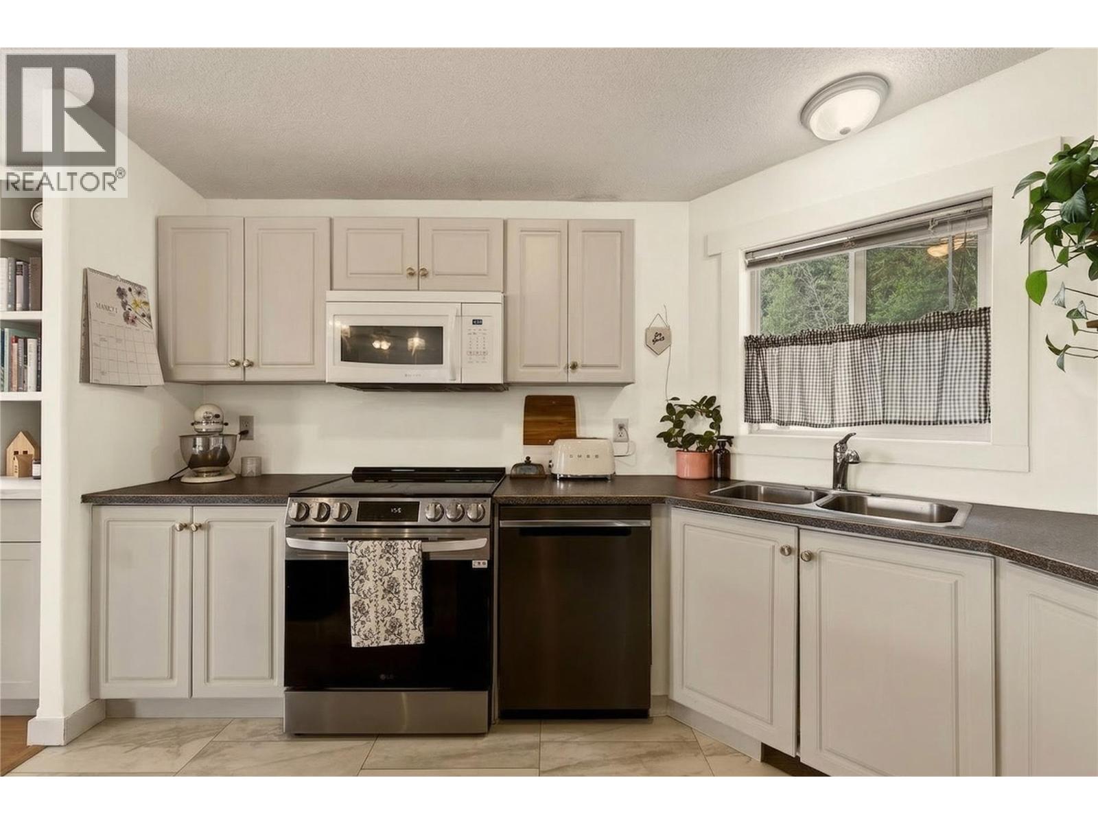 900 10 Avenue Se Unit# 27, Salmon Arm, British Columbia  V1E 2W6 - Photo 9 - 10378411