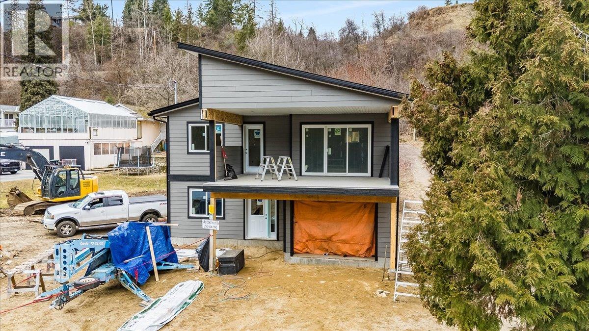2808 1st Avenue, Castlegar, British Columbia  V1N 2R2 - Photo 1 - 10379265