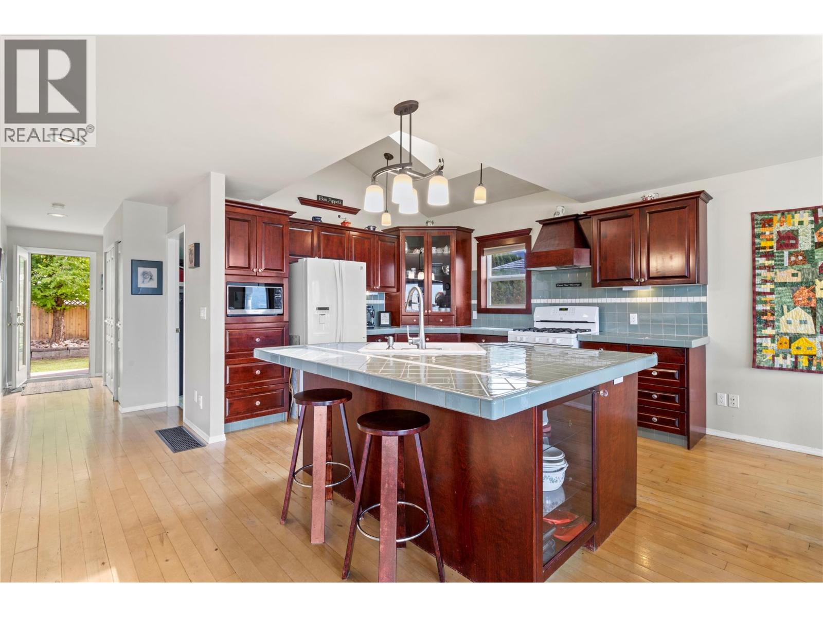 2500 4th Avenue Se, Salmon Arm, British Columbia  V1E 1K7 - Photo 5 - 10378531