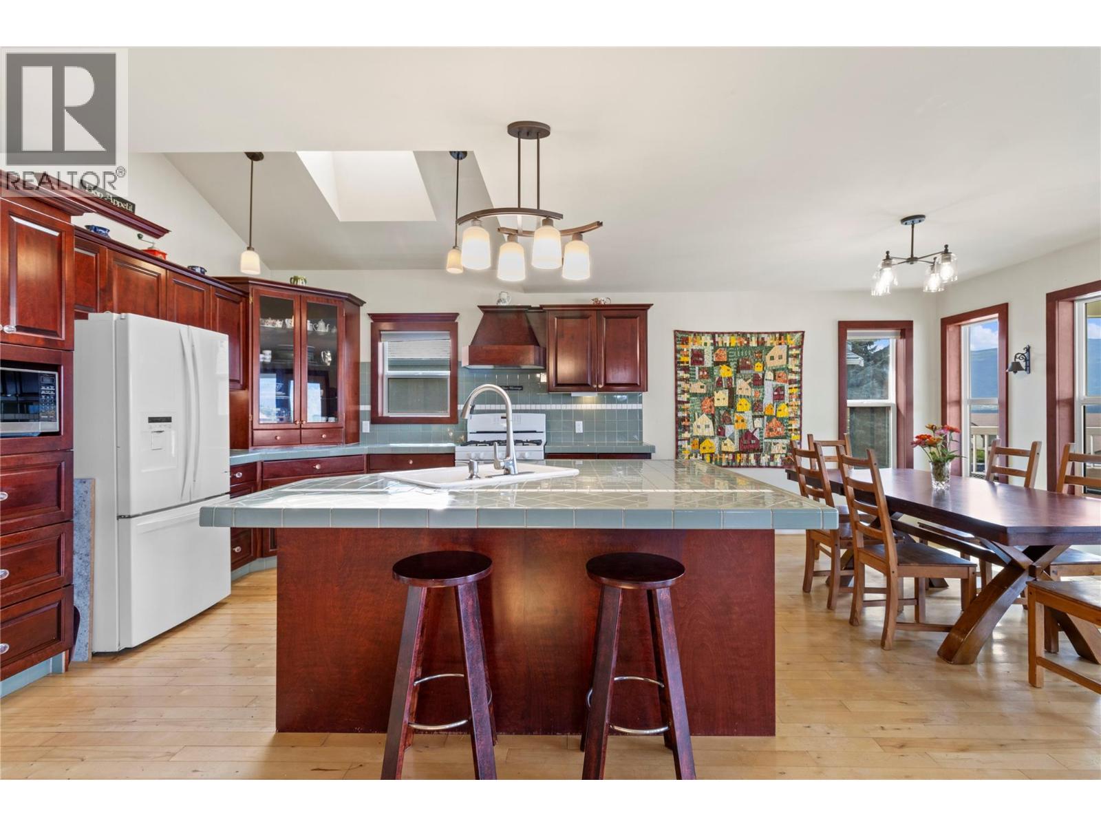2500 4th Avenue Se, Salmon Arm, British Columbia  V1E 1K7 - Photo 6 - 10378531