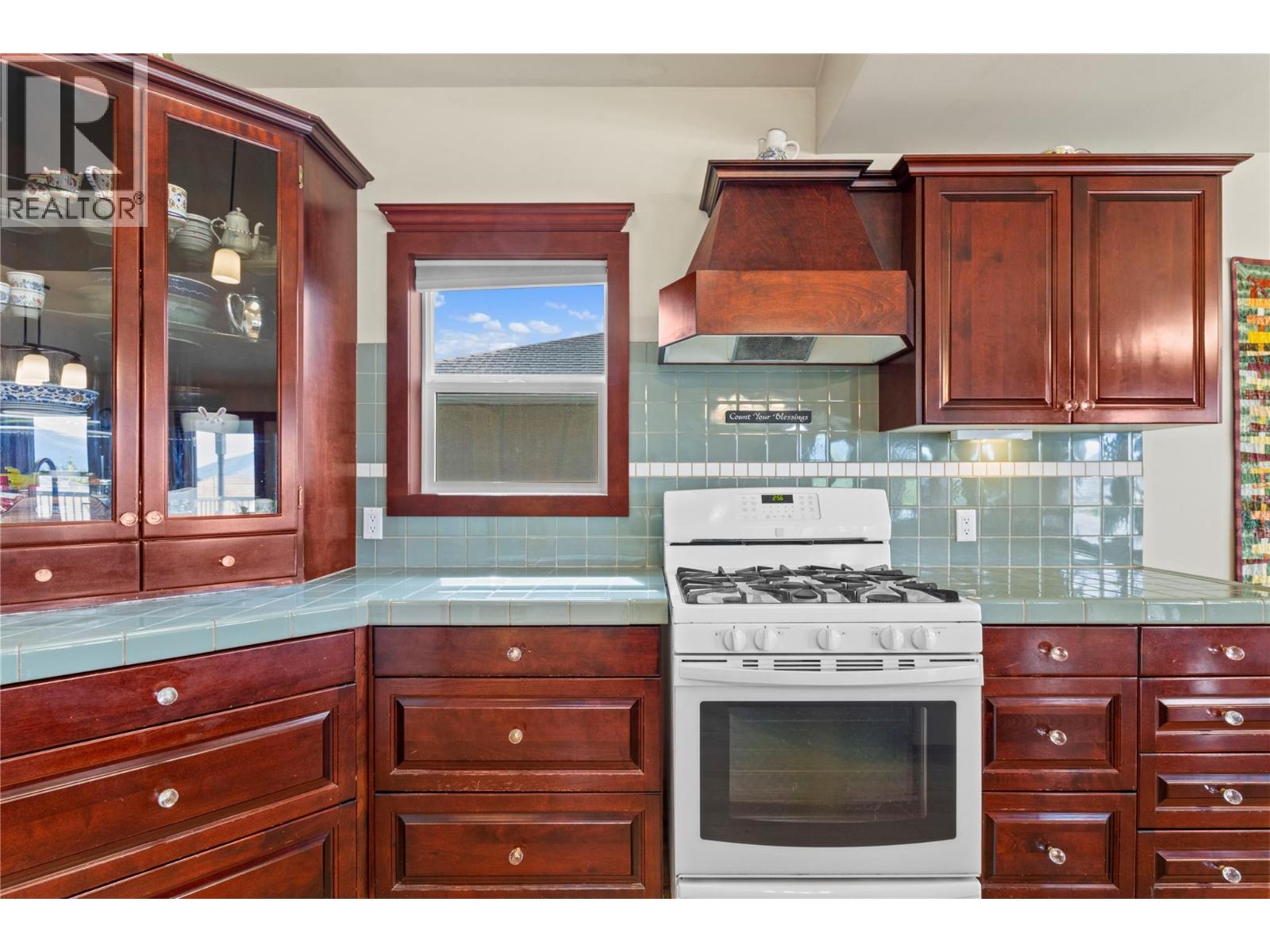 2500 4th Avenue Se, Salmon Arm, British Columbia  V1E 1K7 - Photo 8 - 10378531