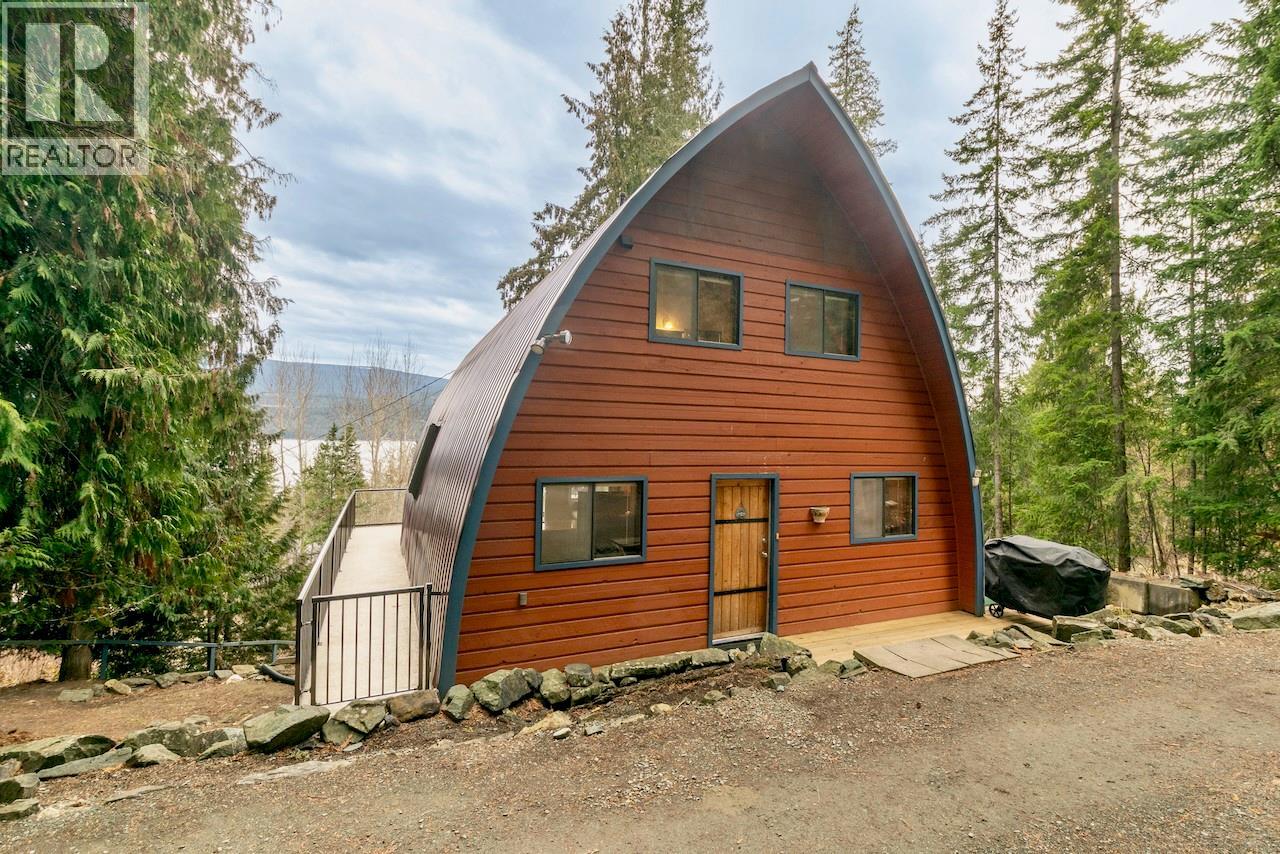 7547 Golden Spur Trail, anglemont, British Columbia