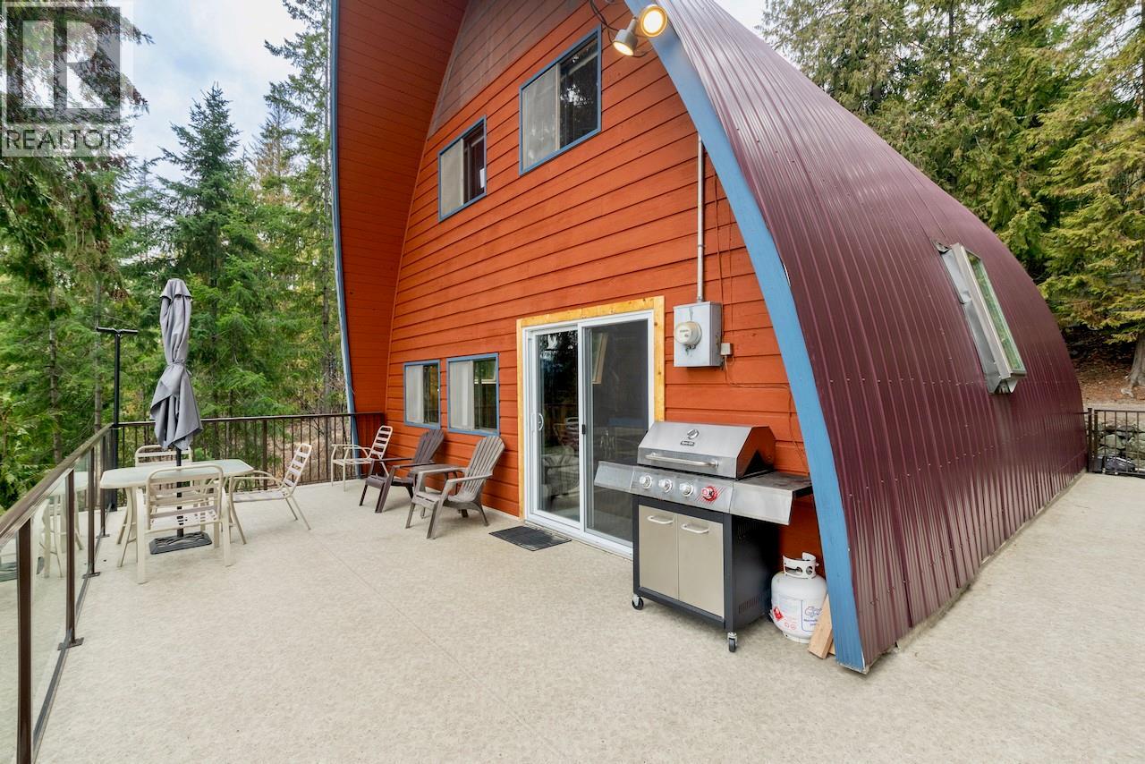 7547 Golden Spur Trail, Anglemont, British Columbia  V0E 1M8 - Photo 2 - 10376747