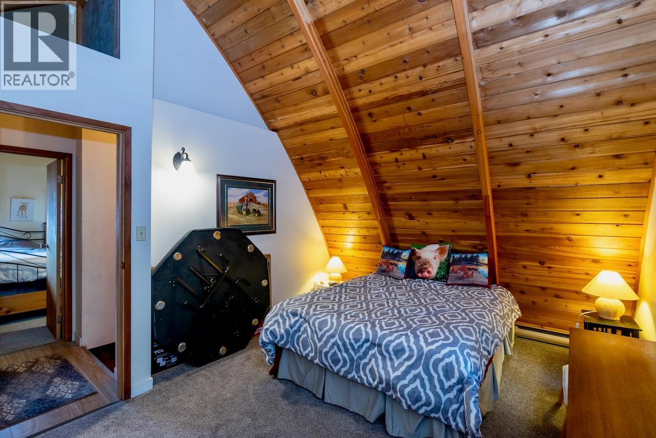 7547 Golden Spur Trail, Anglemont, British Columbia  V0E 1M8 - Photo 24 - 10376747