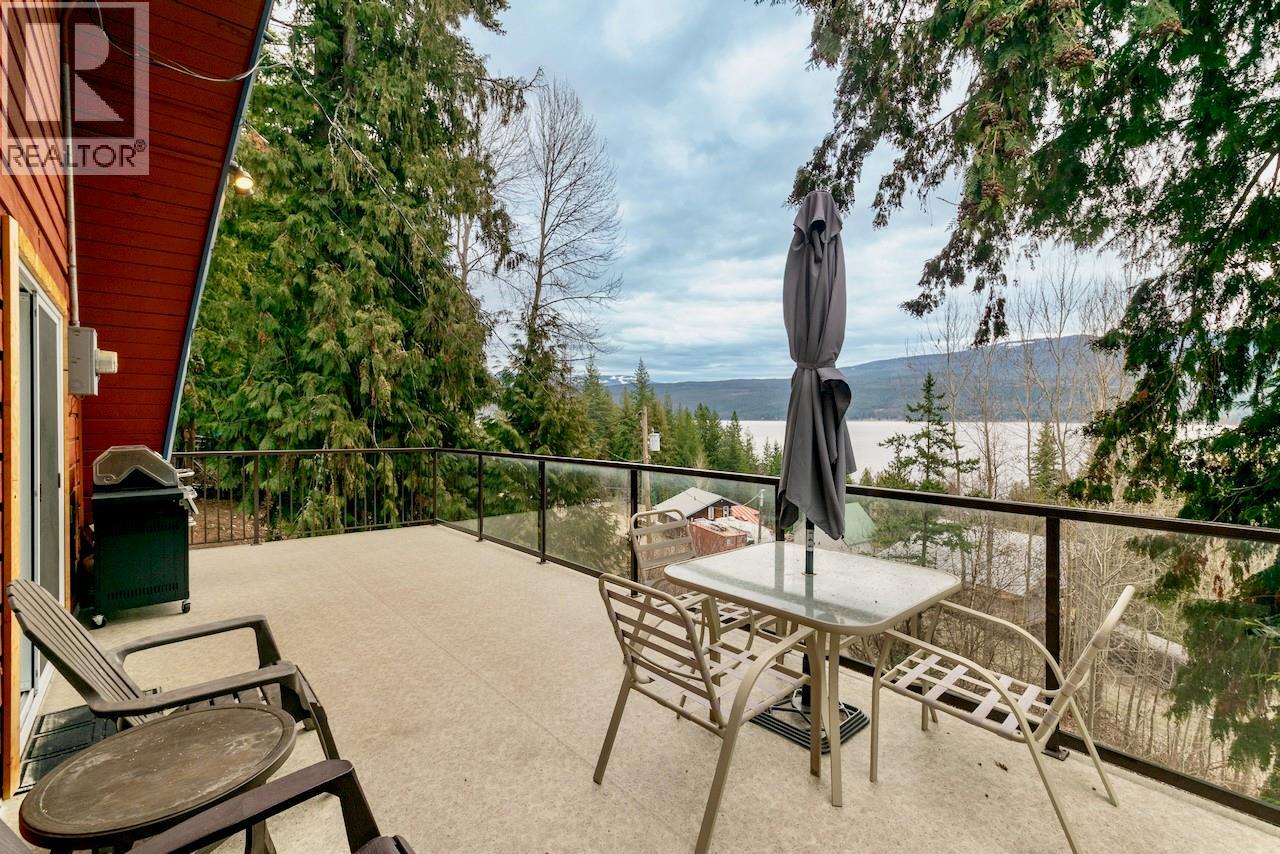 7547 Golden Spur Trail, Anglemont, British Columbia  V0E 1M8 - Photo 3 - 10376747