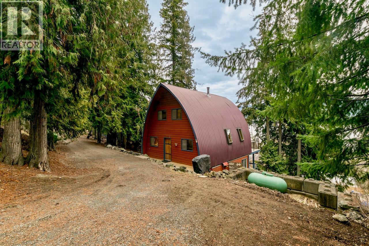 7547 Golden Spur Trail, Anglemont, British Columbia  V0E 1M8 - Photo 32 - 10376747