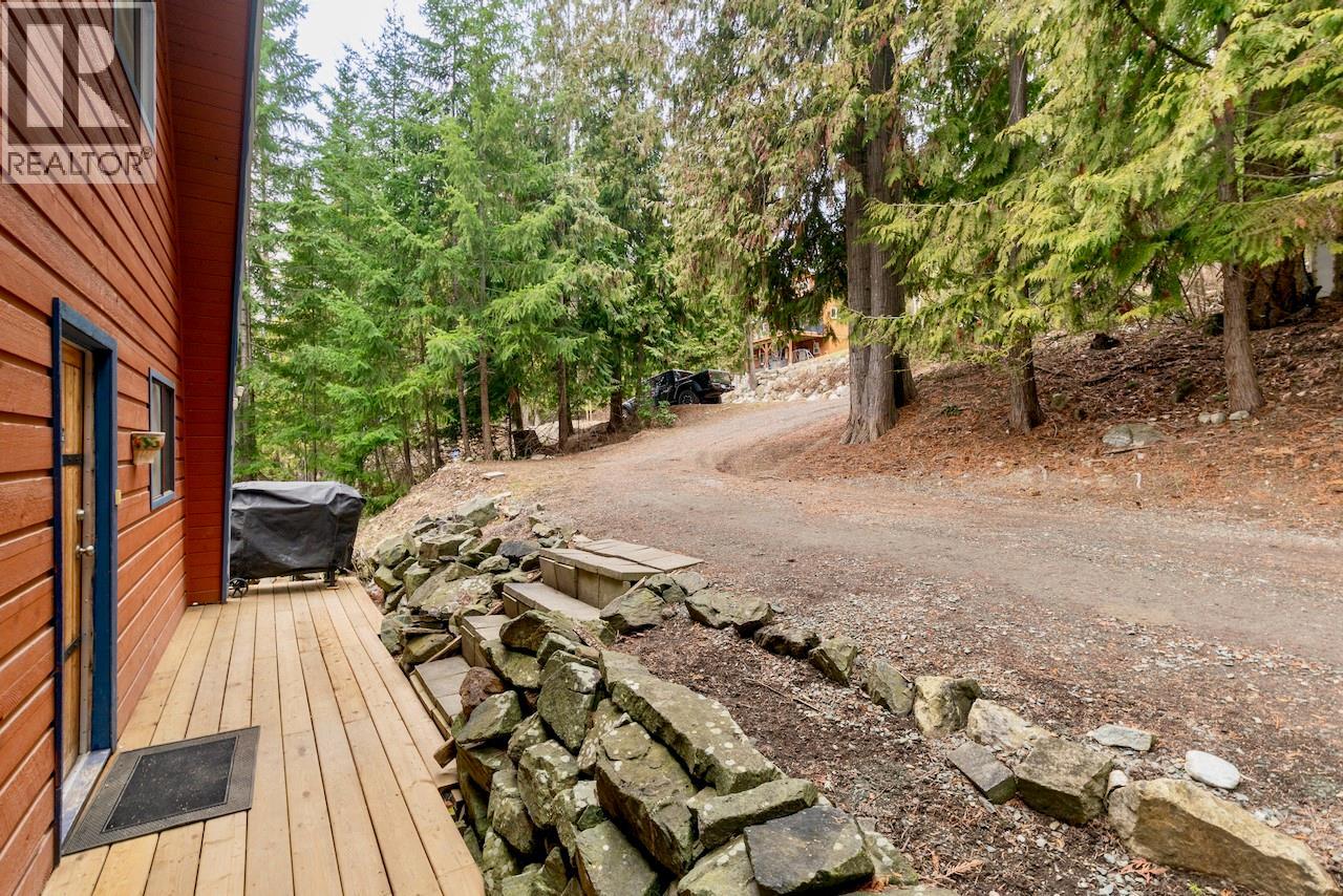 7547 Golden Spur Trail, Anglemont, British Columbia  V0E 1M8 - Photo 33 - 10376747