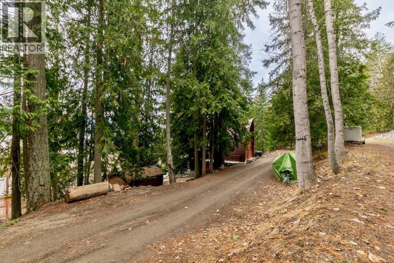 7547 Golden Spur Trail, Anglemont, British Columbia  V0E 1M8 - Photo 35 - 10376747