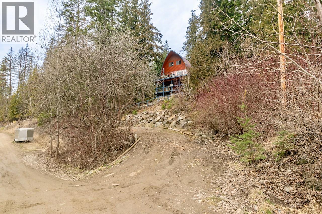 7547 Golden Spur Trail, Anglemont, British Columbia  V0E 1M8 - Photo 5 - 10376747