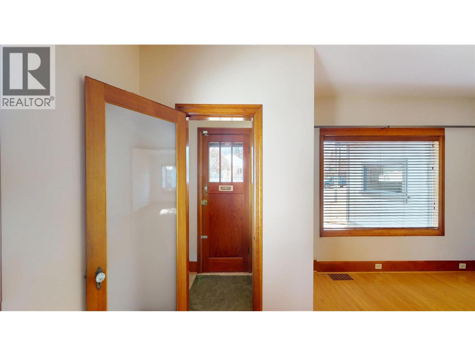 331 10th Avenue S, Cranbrook, British Columbia  V1C 2N5 - Photo 4 - 10378865