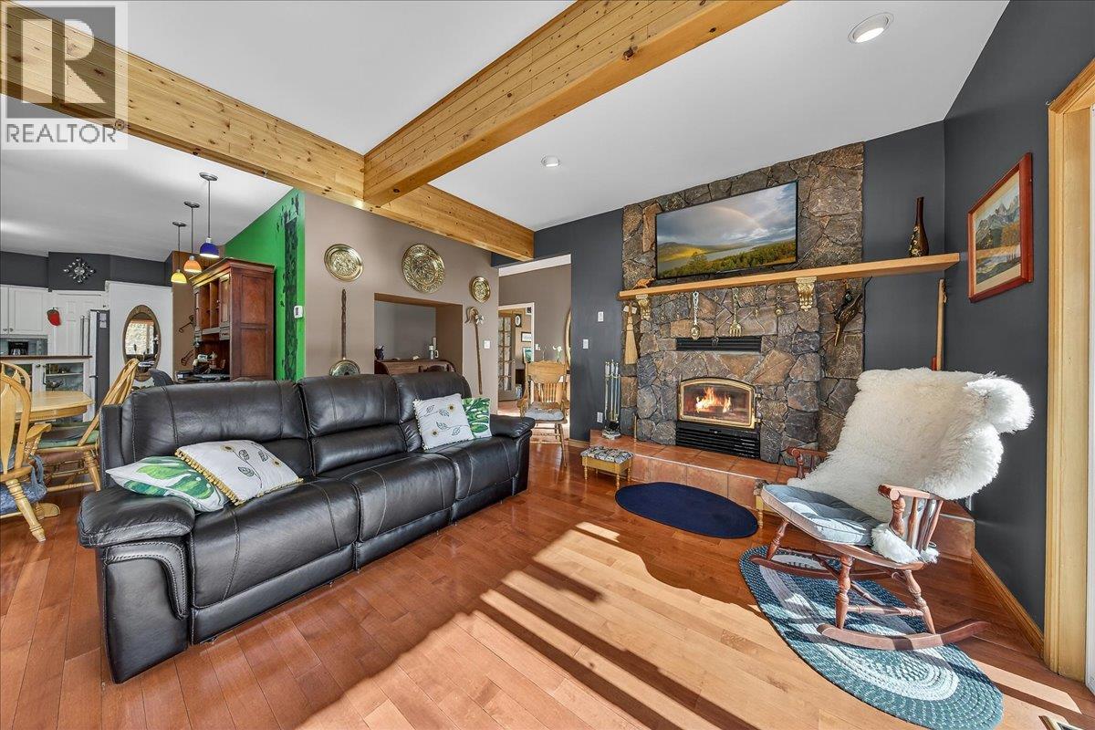 4529 Columbia Place, Fairmont Hot Springs, British Columbia  V0B 1L2 - Photo 5 - 10379249