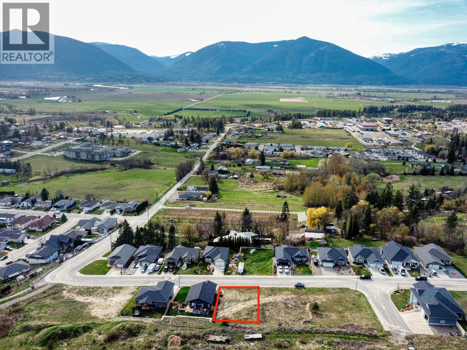 1126 12th Avenue N, Creston, British Columbia  V0B 1G6 - Photo 1 - 10378551