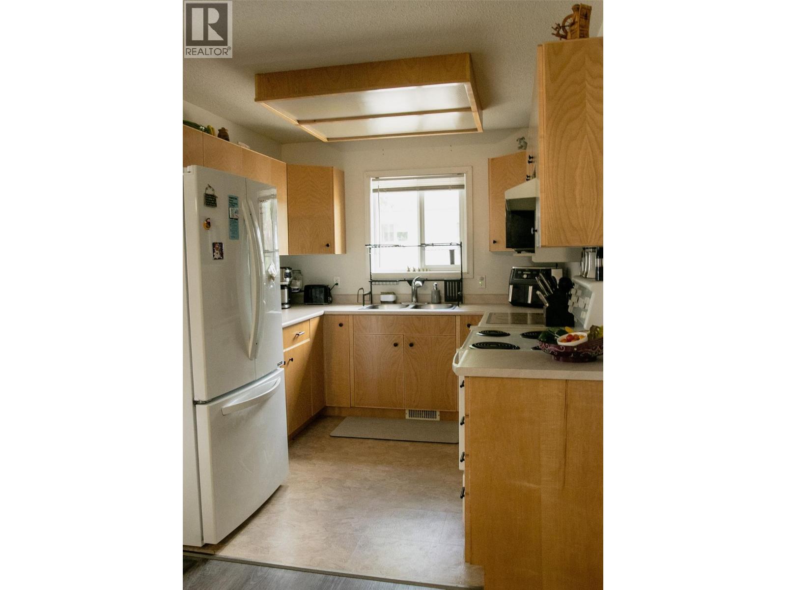 710 Ivy Street, Castlegar, British Columbia  V1N 2G4 - Photo 5 - 10379376