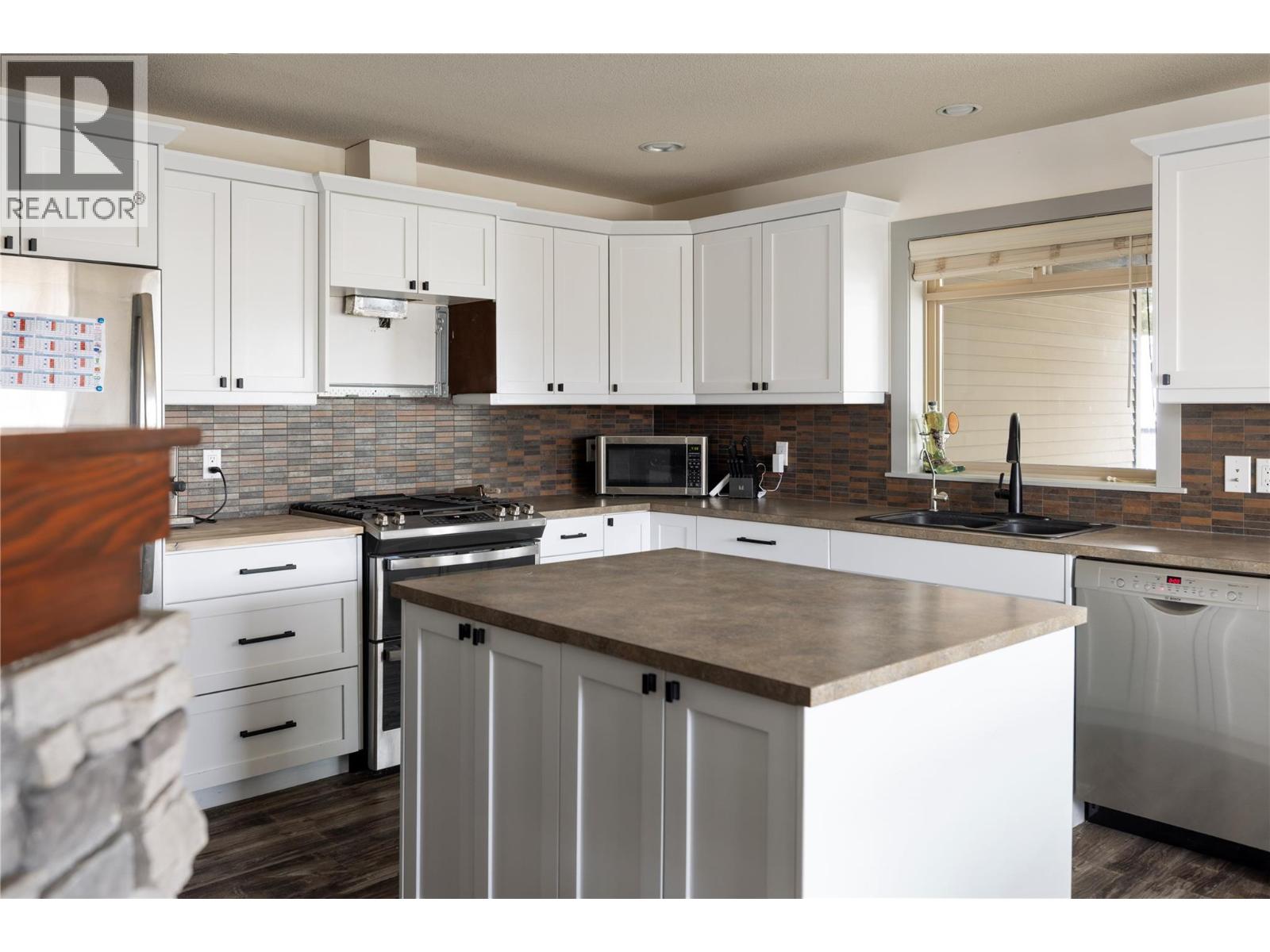 2049 Skyview Crescent, Lumby, British Columbia  V0E 2G0 - Photo 9 - 10379308