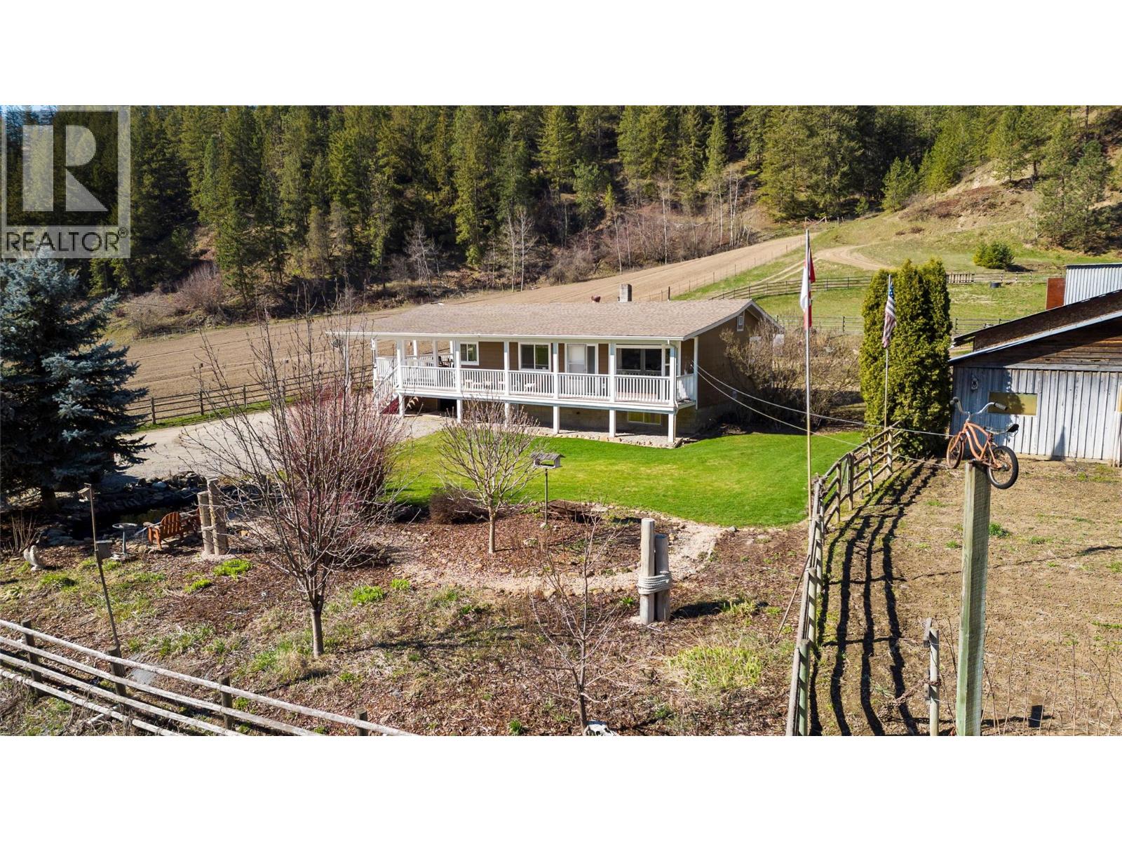2720 Salmon River Road, Salmon Arm, British Columbia  V1E 3H8 - Photo 3 - 10379517