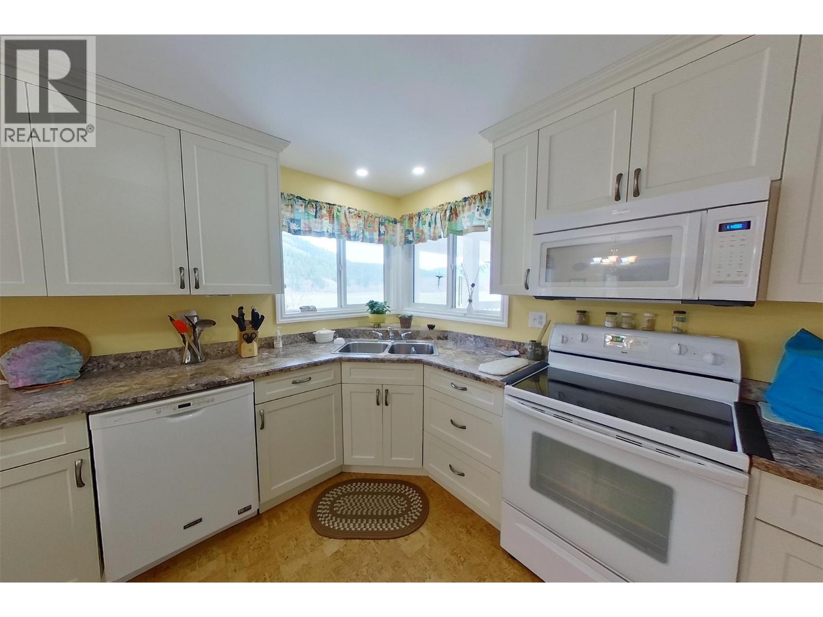 2720 Salmon River Road, Salmon Arm, British Columbia  V1E 3H8 - Photo 35 - 10379517