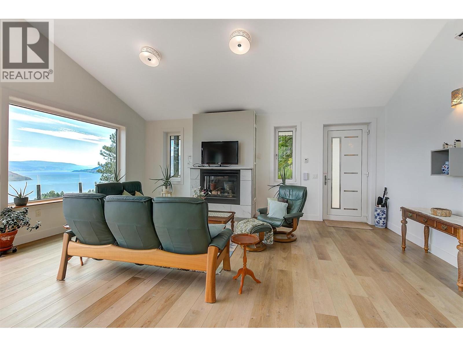 6131 Seymoure Lane, Peachland, British Columbia  V0H 1X4 - Photo 4 - 10379240