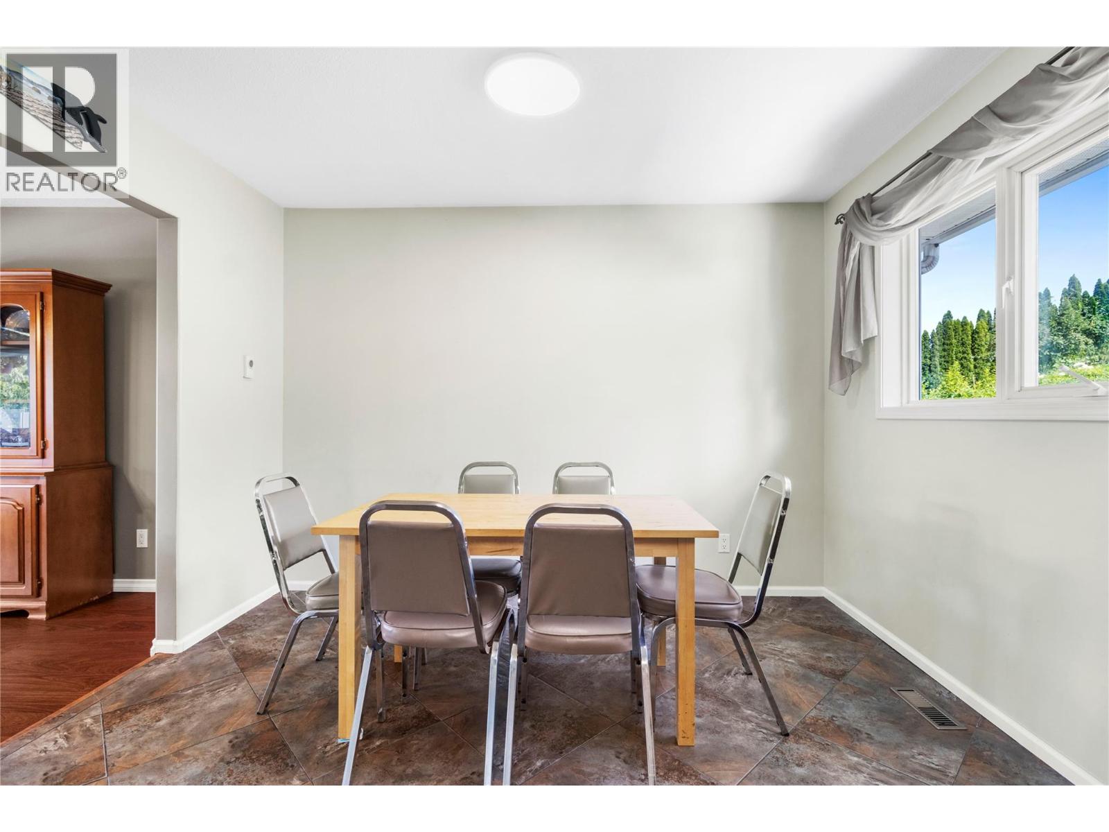 2250 3 Avenue Se, Salmon Arm, British Columbia  V1E 1K1 - Photo 12 - 10379451