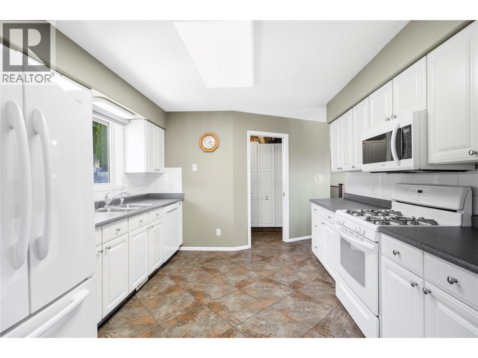 2250 3 Avenue Se, Salmon Arm, British Columbia  V1E 1K1 - Photo 7 - 10379451