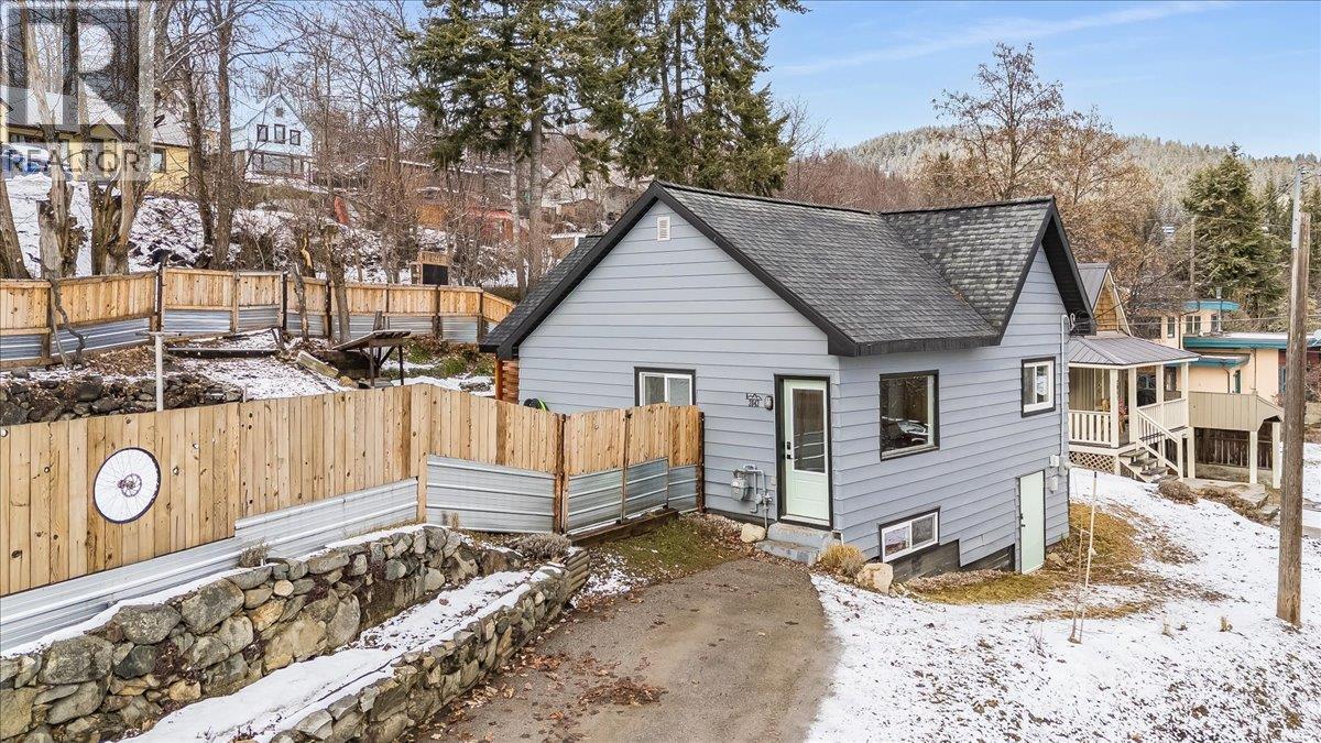 2043 Park Street, Rossland, British Columbia  V0G 1Y0 - Photo 1 - 10379188