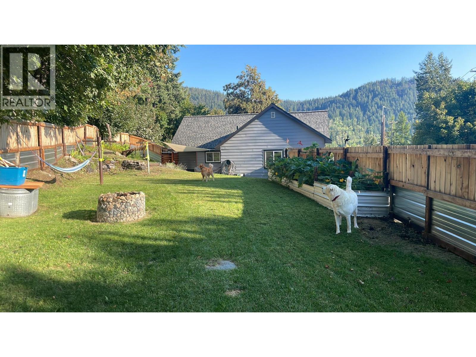 2043 Park Street, Rossland, British Columbia  V0G 1Y0 - Photo 2 - 10379188