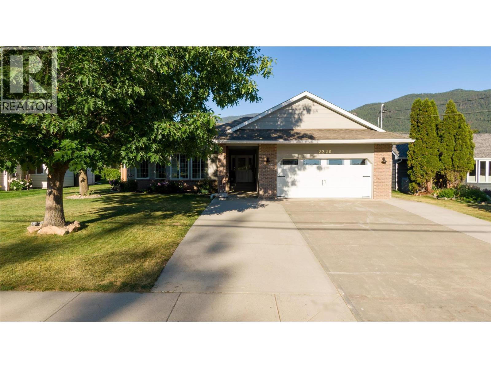 2220 Okanagan Street, Armstrong, British Columbia  V4Y 0B7 - Photo 2 - 10379576