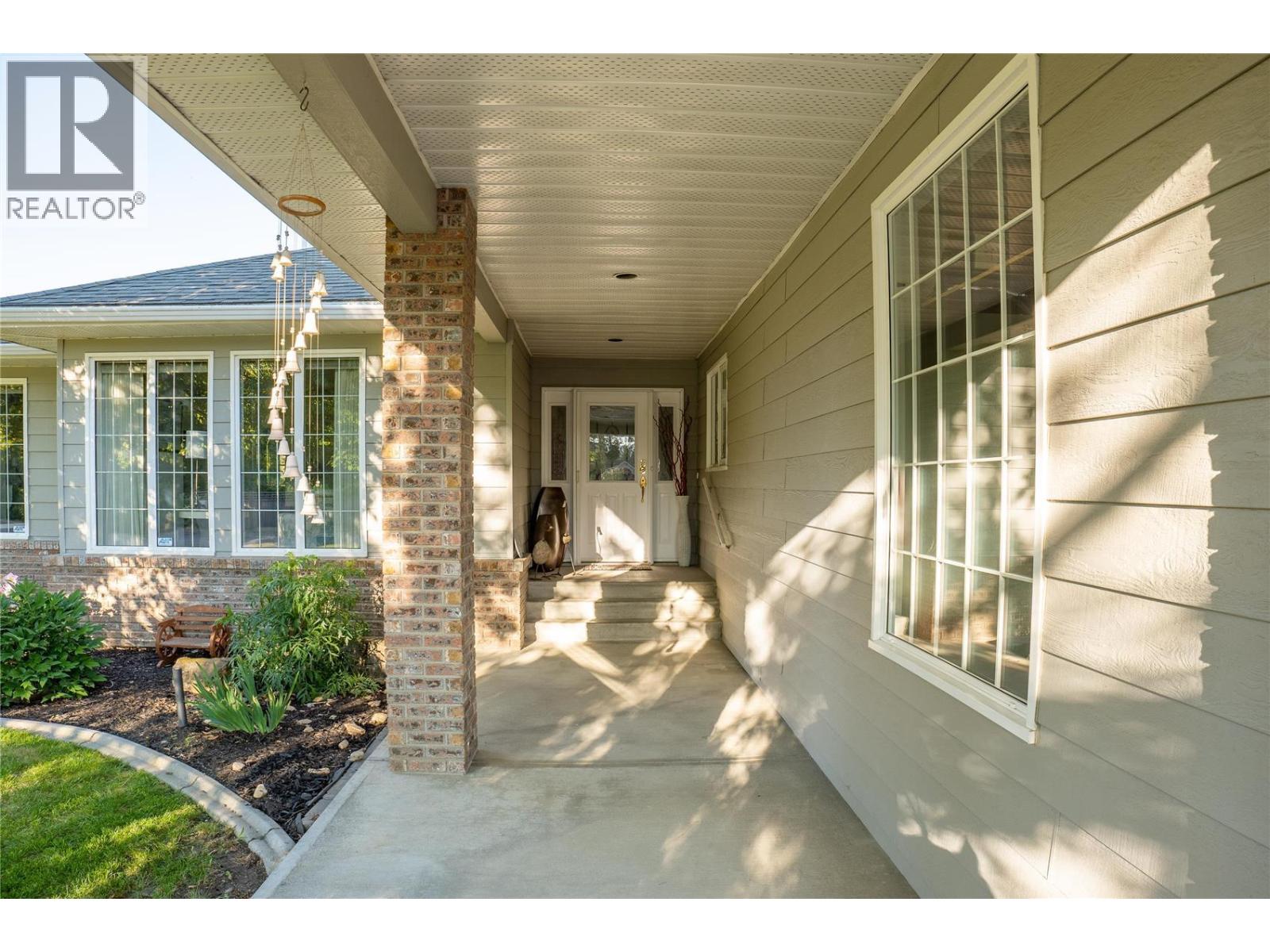 2220 Okanagan Street, Armstrong, British Columbia  V4Y 0B7 - Photo 3 - 10379576