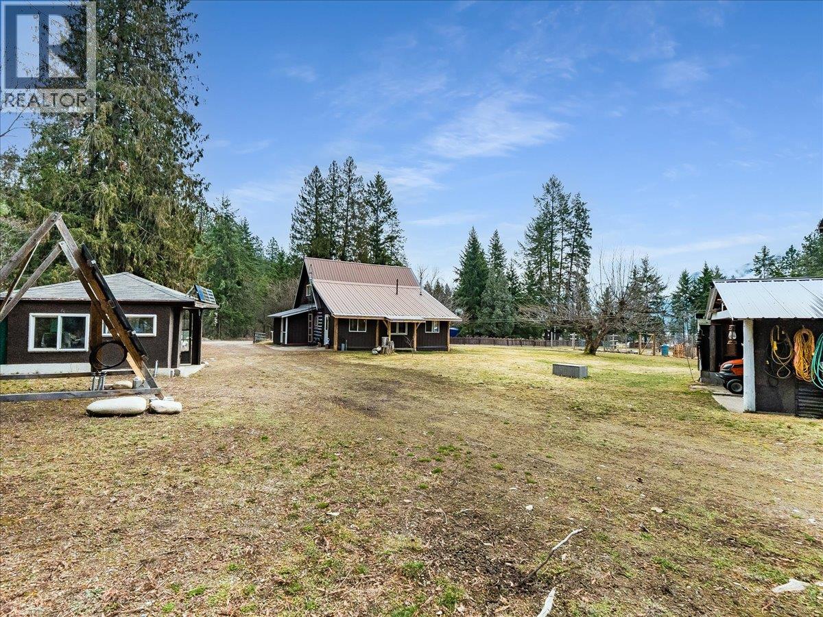 7515 Broadwater Road, Castlegar, British Columbia  V1N 4V8 - Photo 12 - 10379500