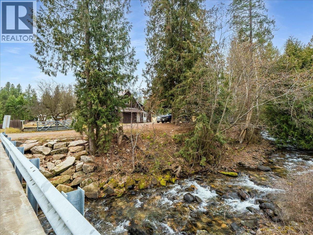 7515 Broadwater Road, Castlegar, British Columbia  V1N 4V8 - Photo 3 - 10379500