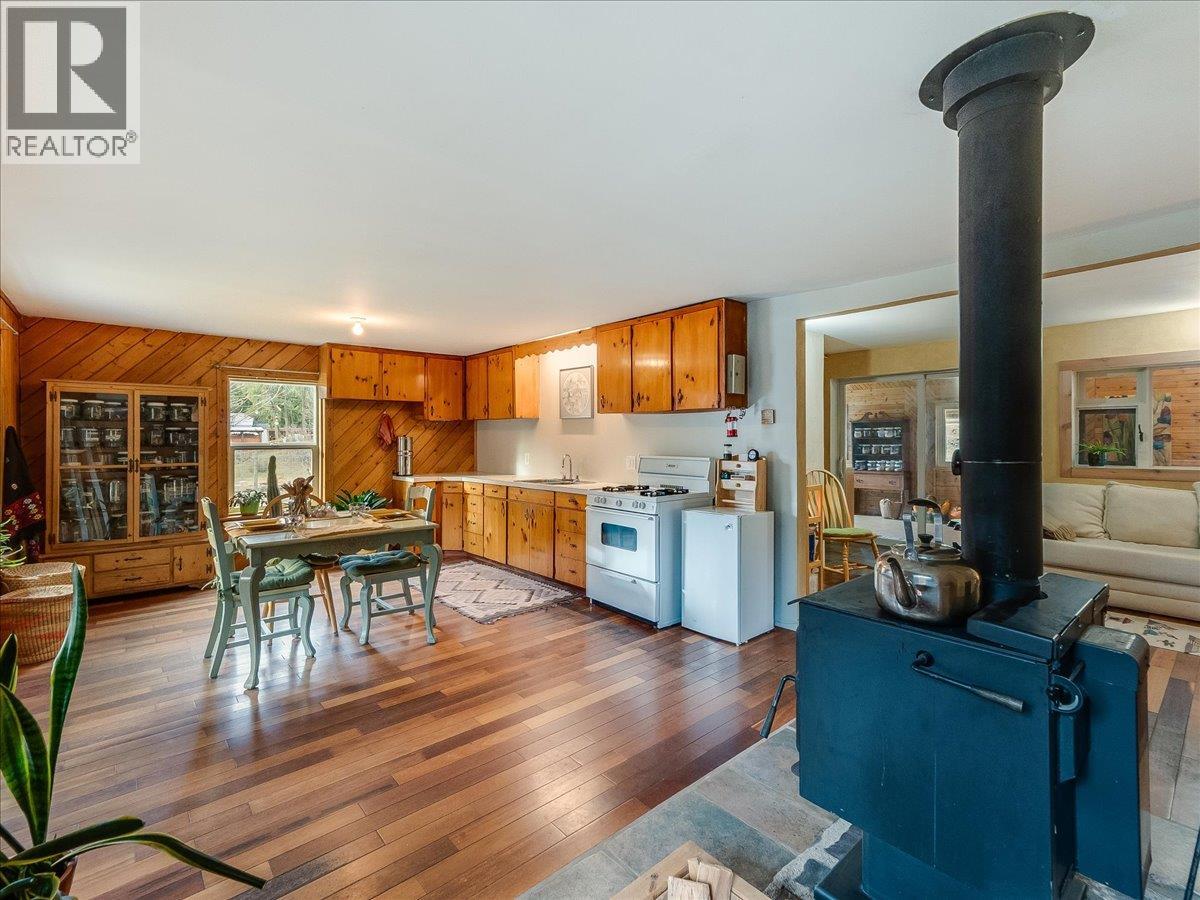 7515 Broadwater Road, Castlegar, British Columbia  V1N 4V8 - Photo 30 - 10379500