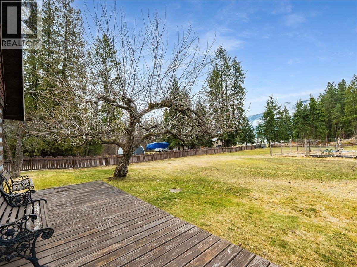 7515 Broadwater Road, Castlegar, British Columbia  V1N 4V8 - Photo 8 - 10379500