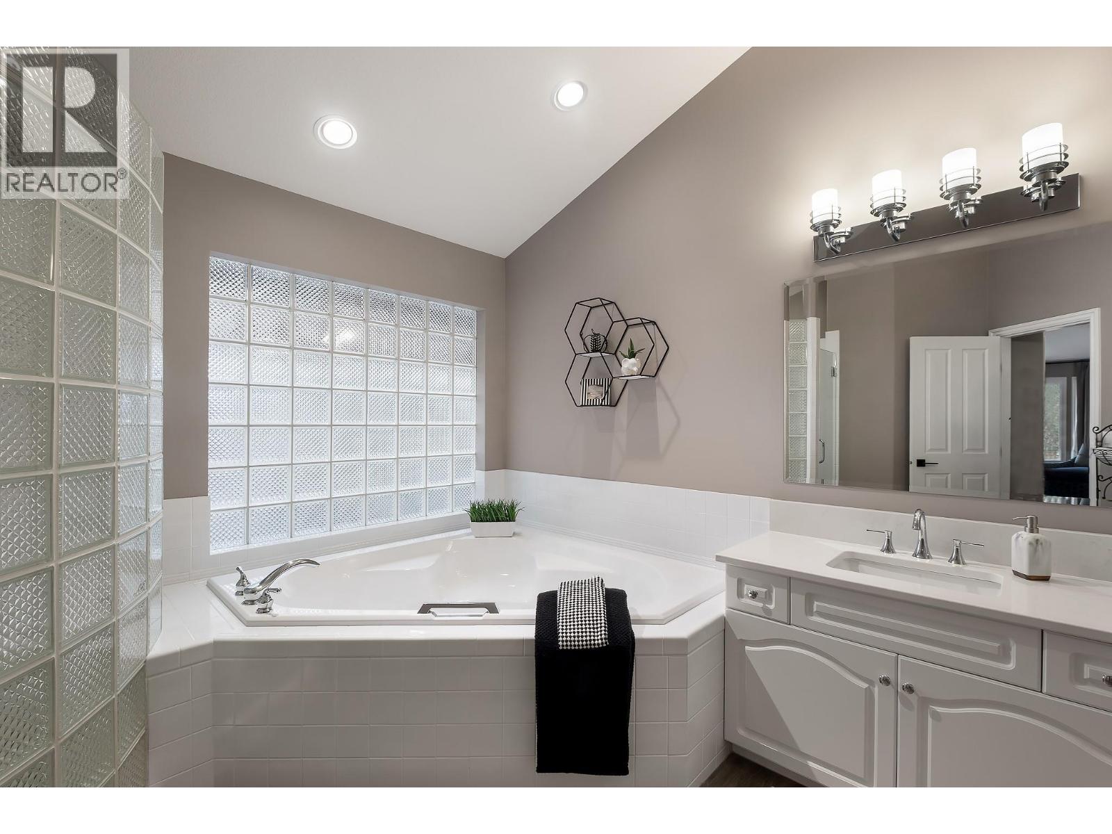 3907 Gallaghers Circle, Kelowna, British Columbia  V1W 3Z9 - Photo 24 - 10376125