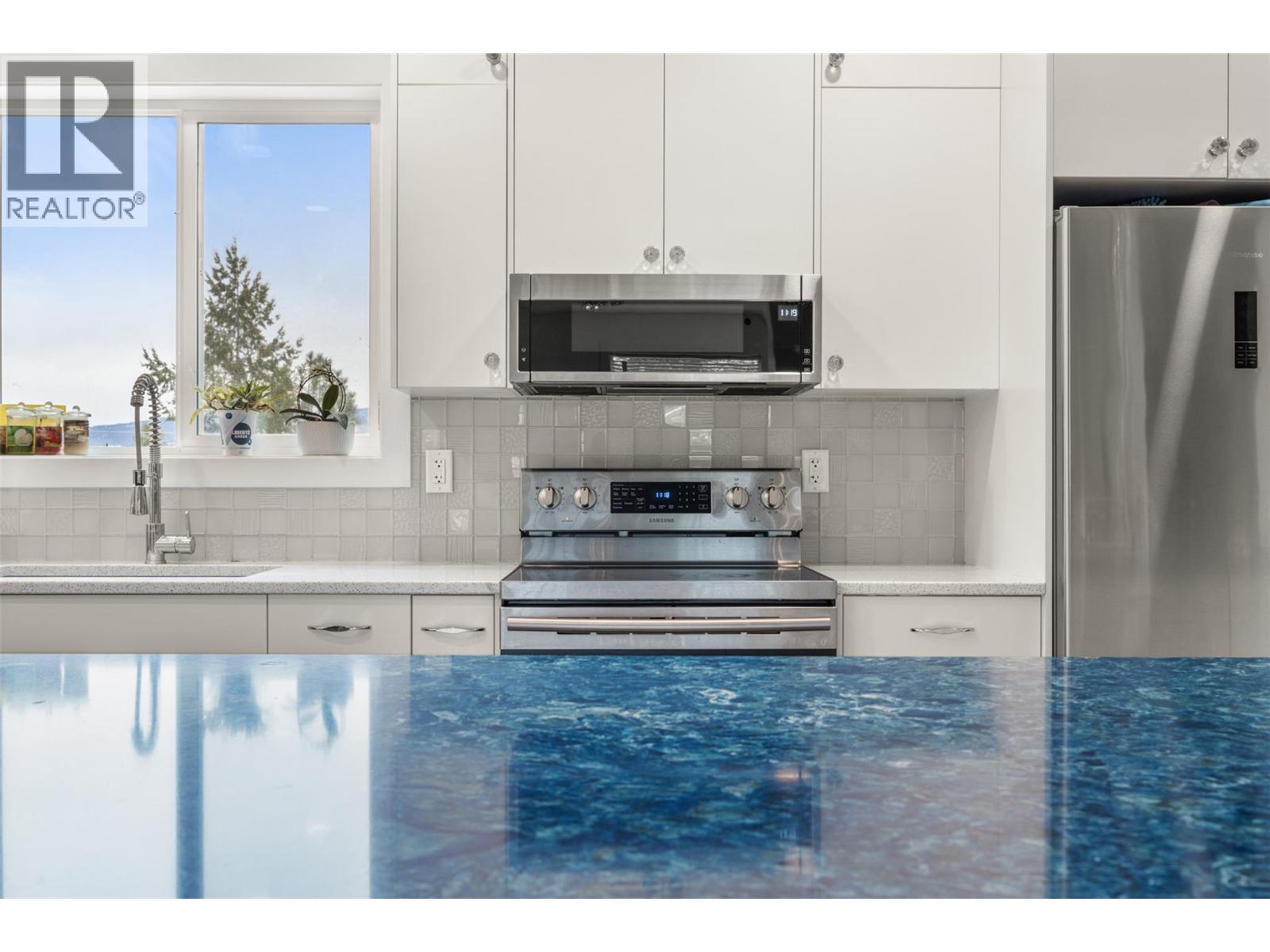 571 Mountain Drive, Vernon, British Columbia  V1H 2B7 - Photo 9 - 10378143