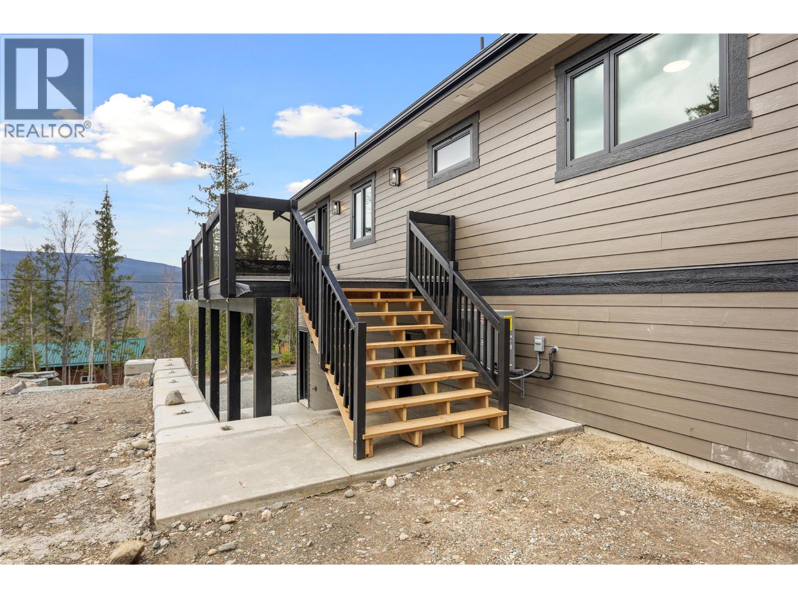 7455 Stampede Trail, Anglemont, British Columbia  V0E 1M8 - Photo 10 - 10379803