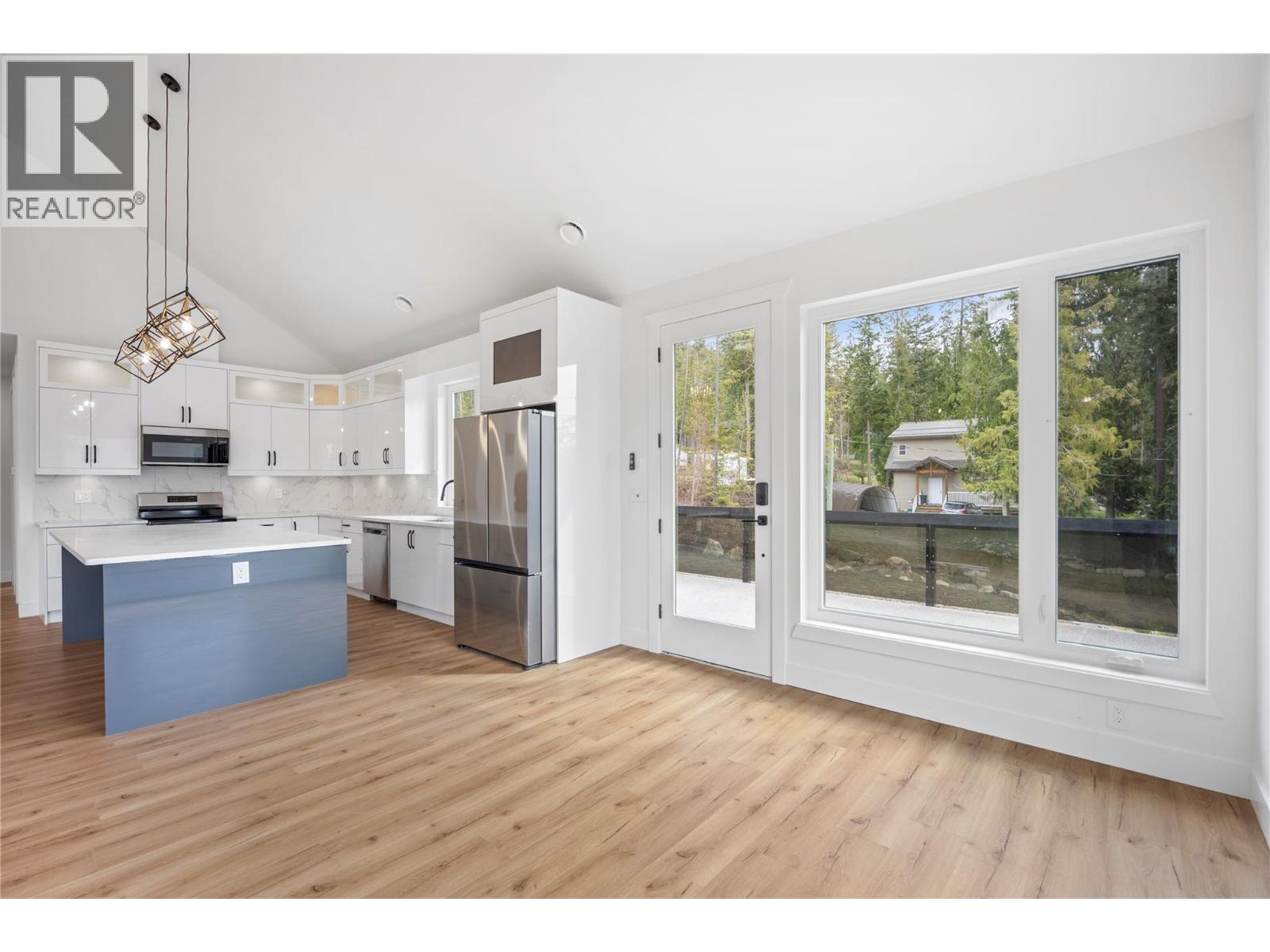 7455 Stampede Trail, Anglemont, British Columbia  V0E 1M8 - Photo 12 - 10379803