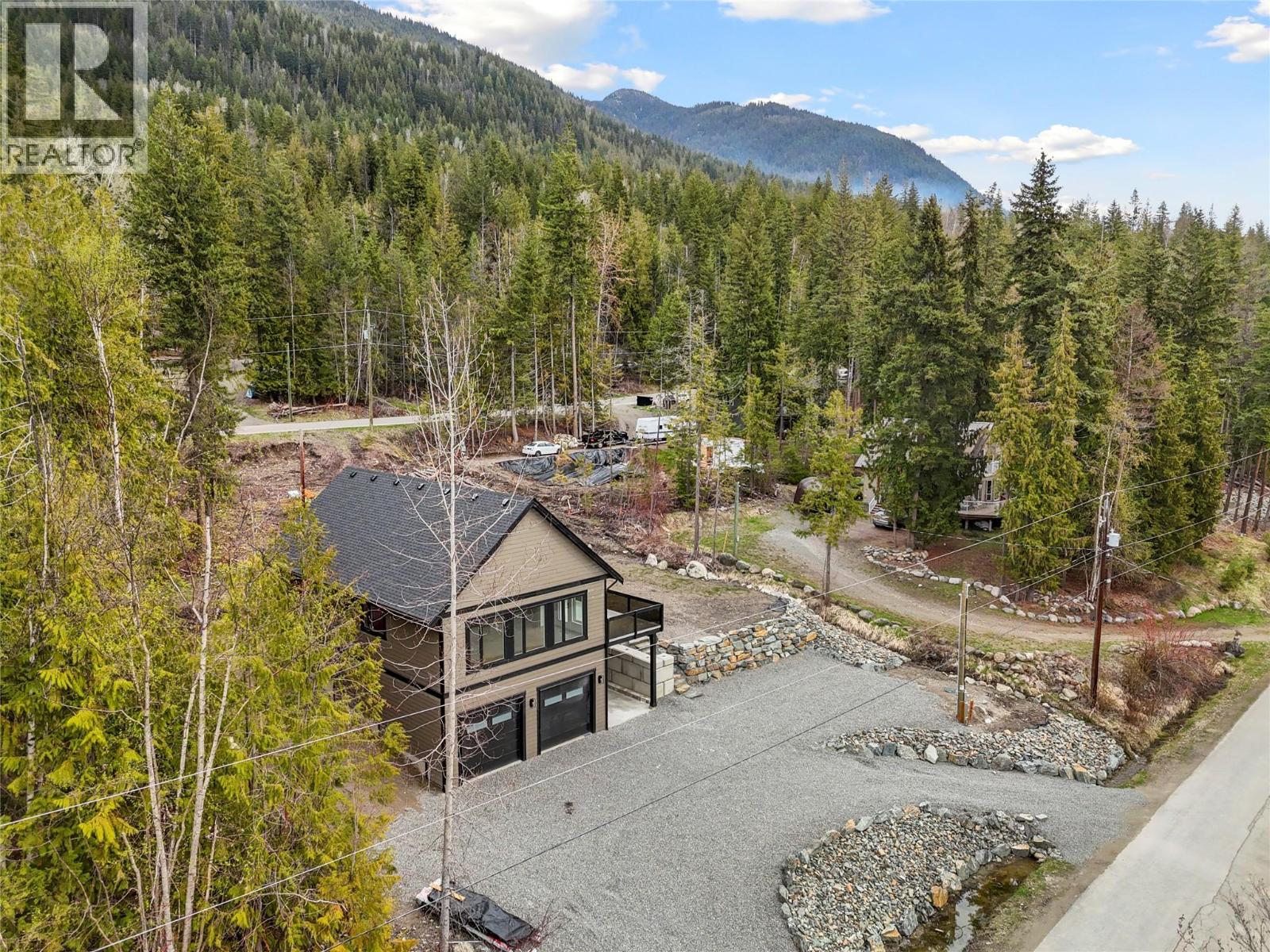 7455 Stampede Trail, Anglemont, British Columbia  V0E 1M8 - Photo 2 - 10379803