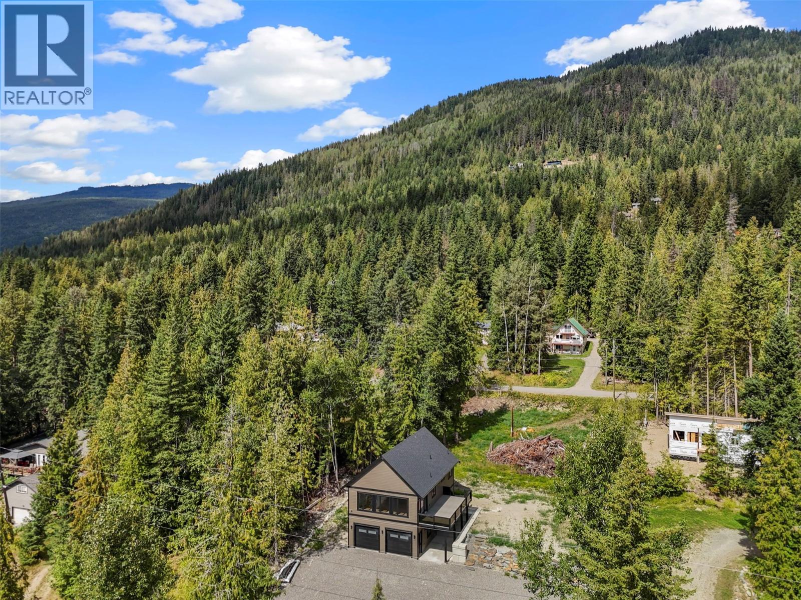 7455 Stampede Trail, Anglemont, British Columbia  V0E 1M8 - Photo 3 - 10379803