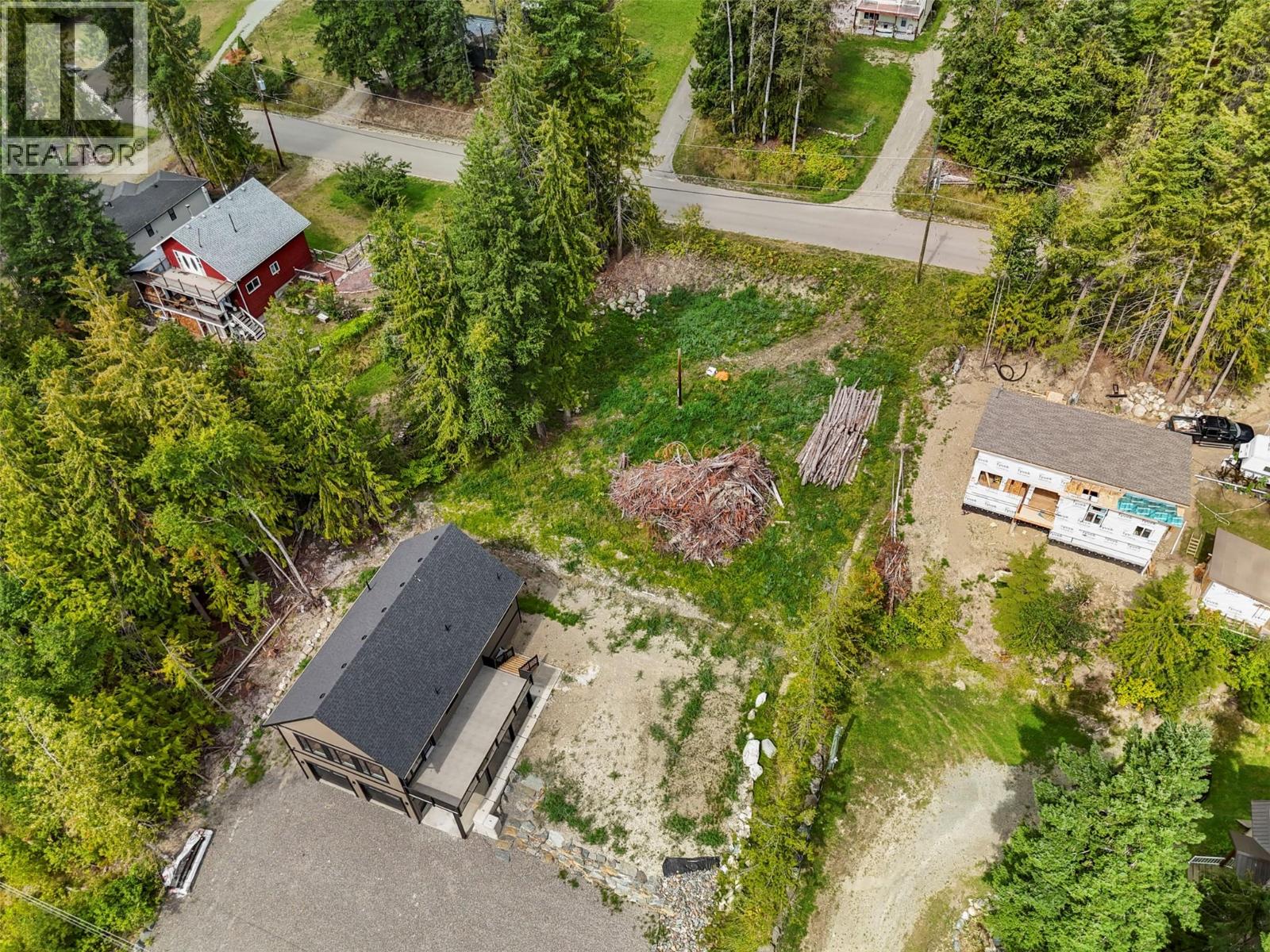 7455 Stampede Trail, Anglemont, British Columbia  V0E 1M8 - Photo 4 - 10379803