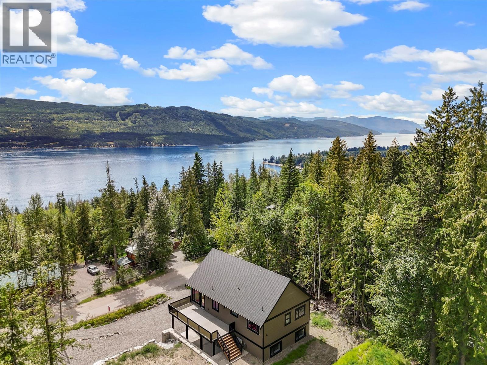 7455 Stampede Trail, Anglemont, British Columbia  V0E 1M8 - Photo 6 - 10379803