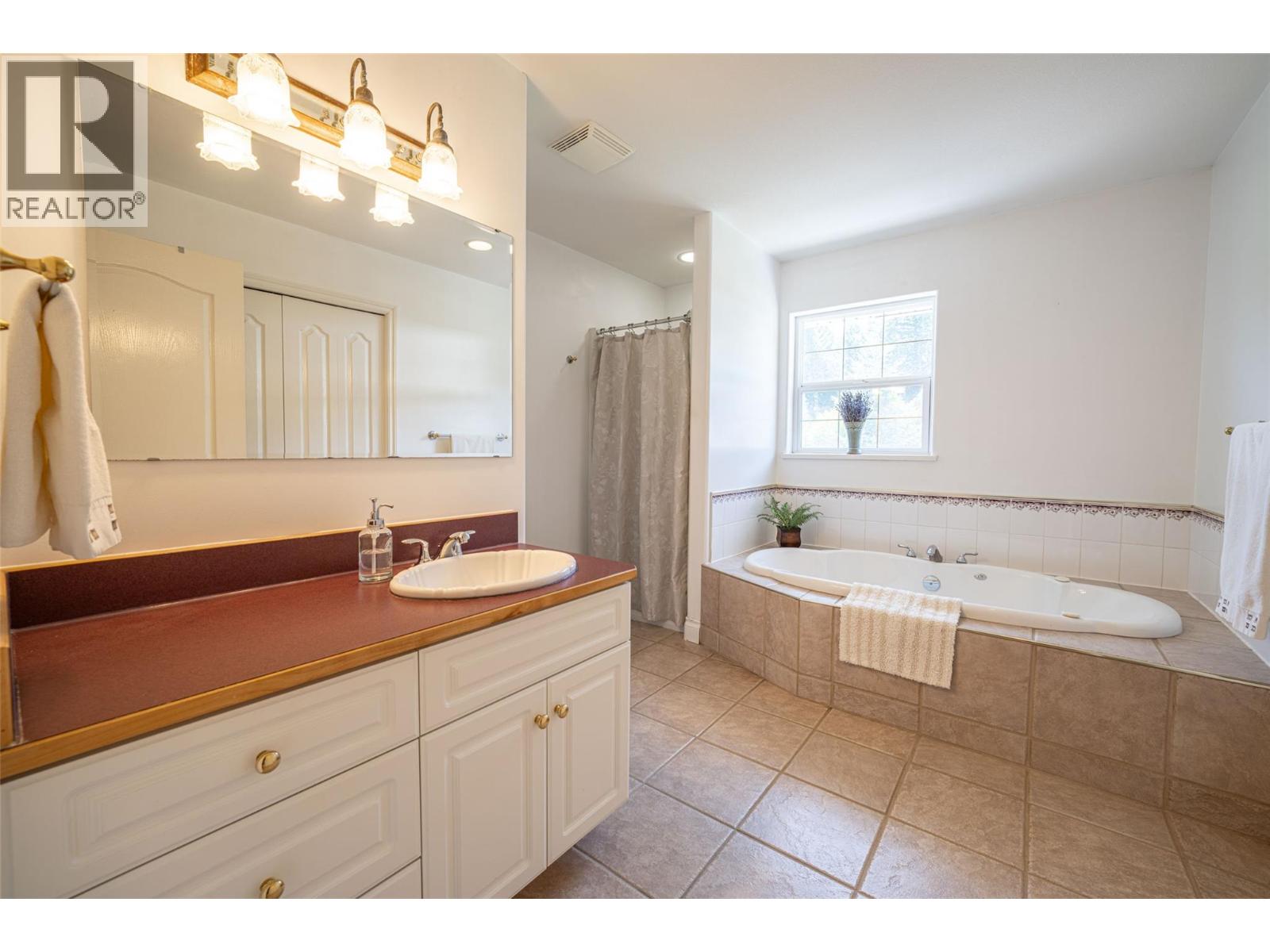 2990 50 Street Nw, Salmon Arm, British Columbia  V1E 4M2 - Photo 35 - 10379528