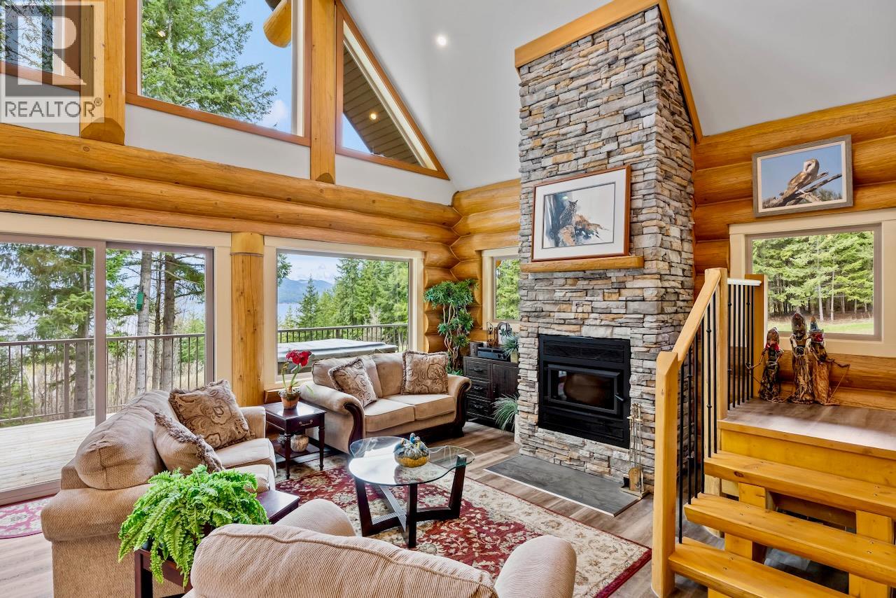2589 Airstrip Road, Anglemont, British Columbia  V0E 1M8 - Photo 12 - 10379619