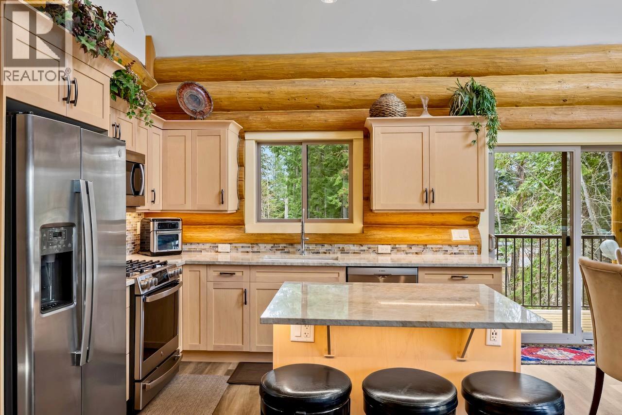 2589 Airstrip Road, Anglemont, British Columbia  V0E 1M8 - Photo 15 - 10379619
