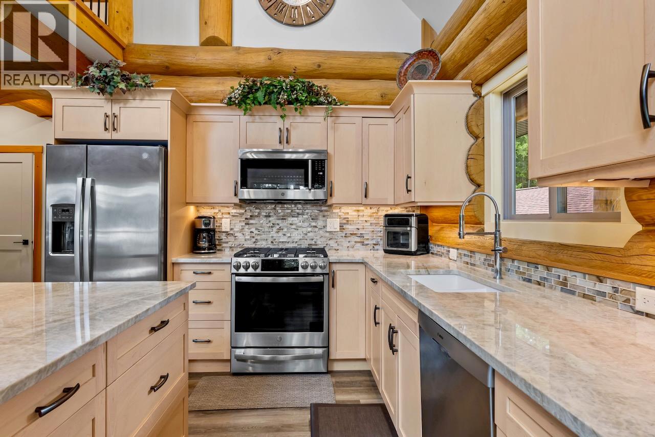 2589 Airstrip Road, Anglemont, British Columbia  V0E 1M8 - Photo 16 - 10379619