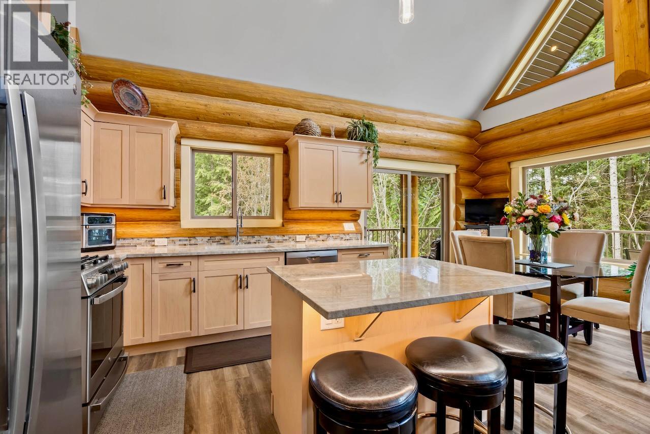 2589 Airstrip Road, Anglemont, British Columbia  V0E 1M8 - Photo 17 - 10379619