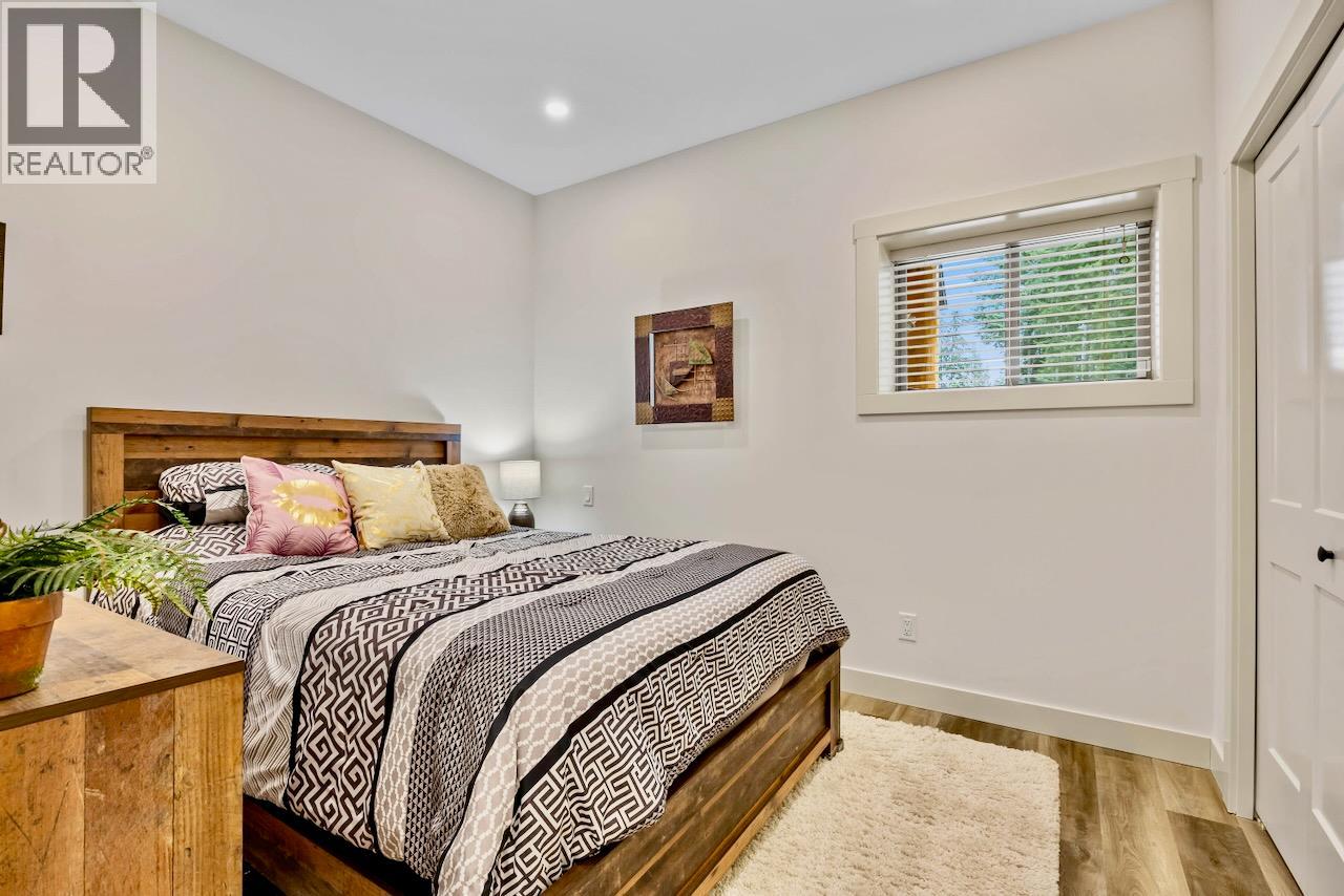 2589 Airstrip Road, Anglemont, British Columbia  V0E 1M8 - Photo 30 - 10379619