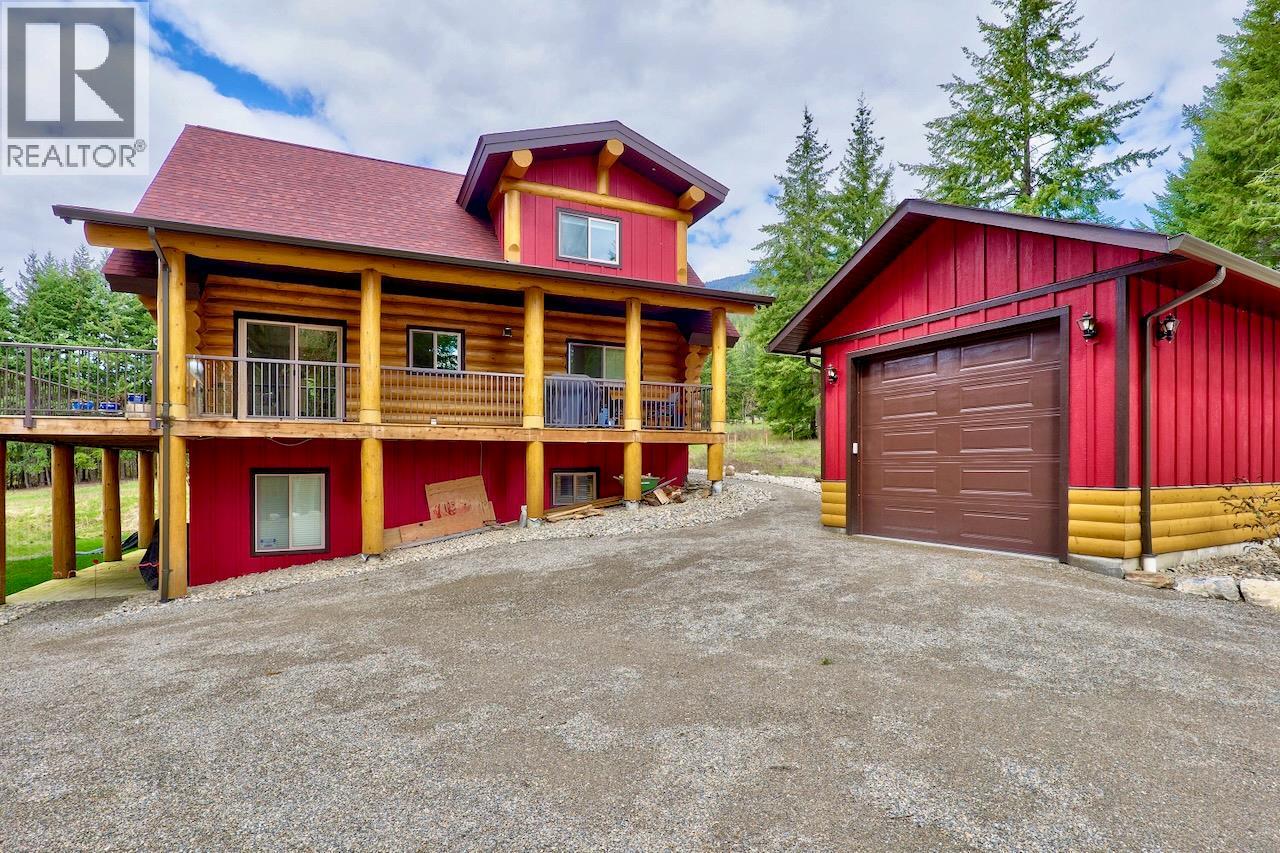 2589 Airstrip Road, Anglemont, British Columbia  V0E 1M8 - Photo 4 - 10379619