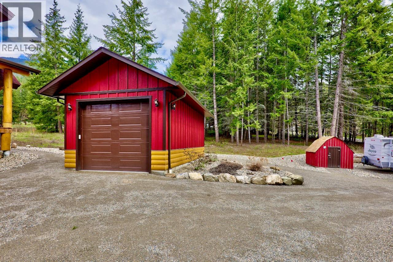 2589 Airstrip Road, Anglemont, British Columbia  V0E 1M8 - Photo 42 - 10379619