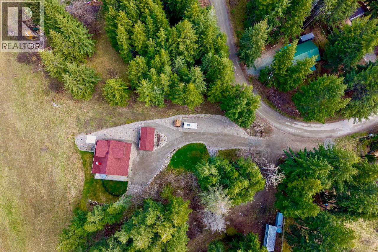 2589 Airstrip Road, Anglemont, British Columbia  V0E 1M8 - Photo 46 - 10379619